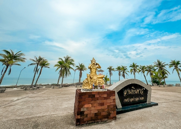 ลานหินขาว เทศบาลบ้านเพ วางคู่รูปปั้นสุนทรภู่ มีต้นมะพร้าวปลูกเรียงสวยงามกับแดดอ่อน ๆ