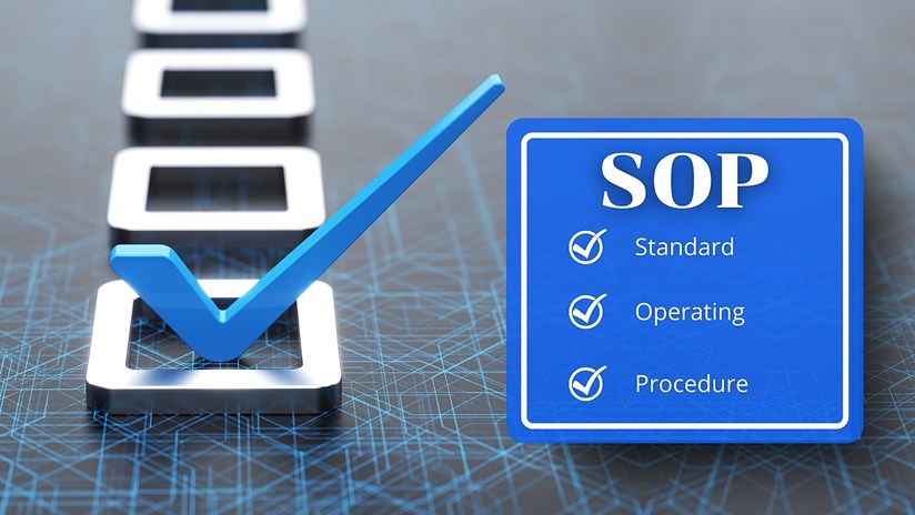 SOP Standard Operating Procedure คืออะไร และสำคัญอย่างไรต่อธุรกิจโรงแรม/></p>

<p>ในธุรกิจโรงแรมขนาดเล็ก การบริการที่เป็นเลิศและการทำงานอย่างมีระบบเป็นสิ่งสำคัญมากที่จะช่วยสร้างความประทับใจให้กับลูกค้า และเพิ่มความสำเร็จให้กับธุรกิจของคุณ หนึ่งในเครื่องมือสำคัญที่ช่วยให้การดำเนินงานของโรงแรมขนาดเล็กเป็นไปอย่างมีประสิทธิภาพและราบรื่นคือ SOP (Standard Operating Procedure) หรือมาตรฐานขั้นตอนการปฏิบัติงาน</p>

<p>การเขียน SOP สำหรับโรงแรมขนาดเล็กสามารถช่วยให้พนักงานทำงานได้เป็นระบบ ลดความผิดพลาดในการทำงาน และช่วยปรับปรุงประสบการณ์ของลูกค้าให้ดียิ่งขึ้น แม้ว่าโรงแรมขนาดเล็กอาจไม่มีทีมงานหรือทรัพยากรเท่าโรงแรมขนาดใหญ่ แต่ SOP สามารถช่วยให้การทำงานง่ายขึ้น และเพิ่มความพึงพอใจของลูกค้าได้อย่างมีประสิทธิภาพ</p>

<h2>SOP คืออะไร และทำไมจึงสำคัญกับโรงแรมขนาดเล็ก</h2>

<p><span style=