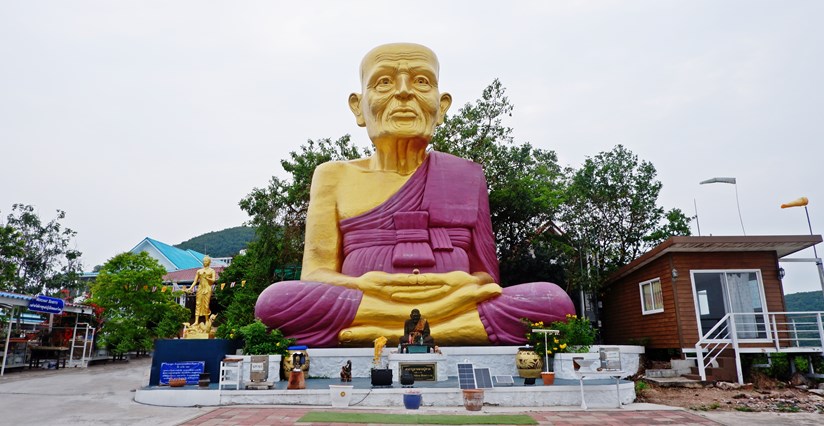 ภาพหลวงปู่ทวดองค์ใหญ่ ที่สักการะบูชาของชาวเกาะล้าน นั่งเด่นเป็นสง่า