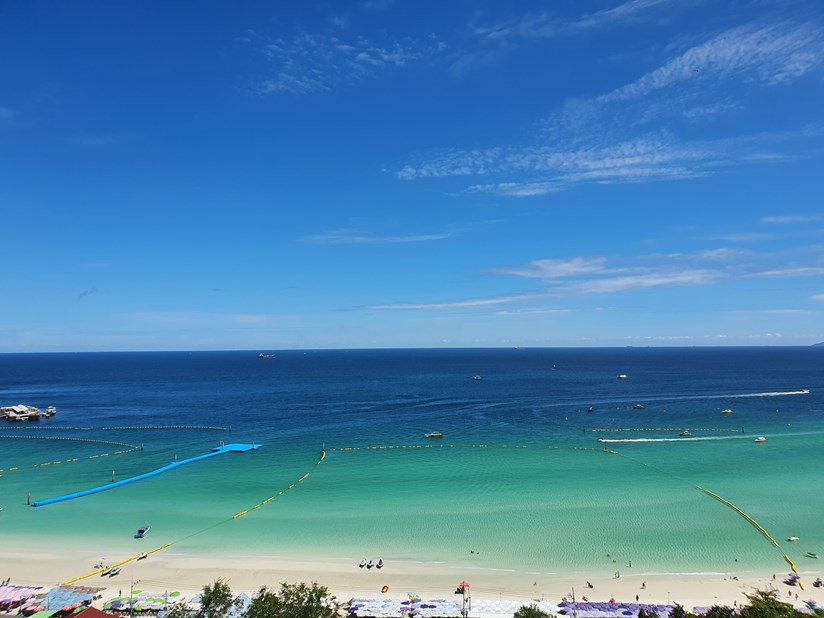 ภาพมุมสูงหาดตาแหวน เกาะล้าน เห็นทะเลสีครามสวยงาม