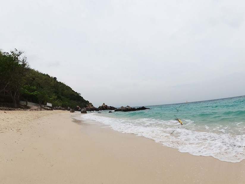 ภาพคลืนทะเลกระทบชายหาดตายาย เกาะล้าน 